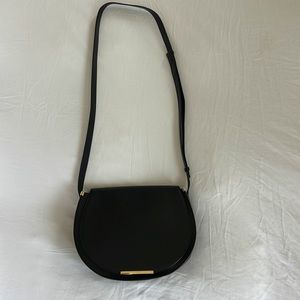 Cuyana Leather Saddle crossbody bag in Black